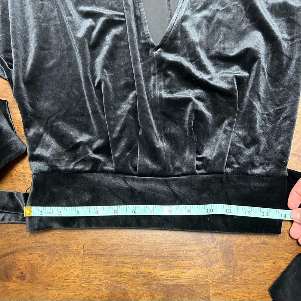 Good American Velvet Deep V Neck Long Sleeve Belted Blouse Black Size 2 / Size M - Picture 13 of 16